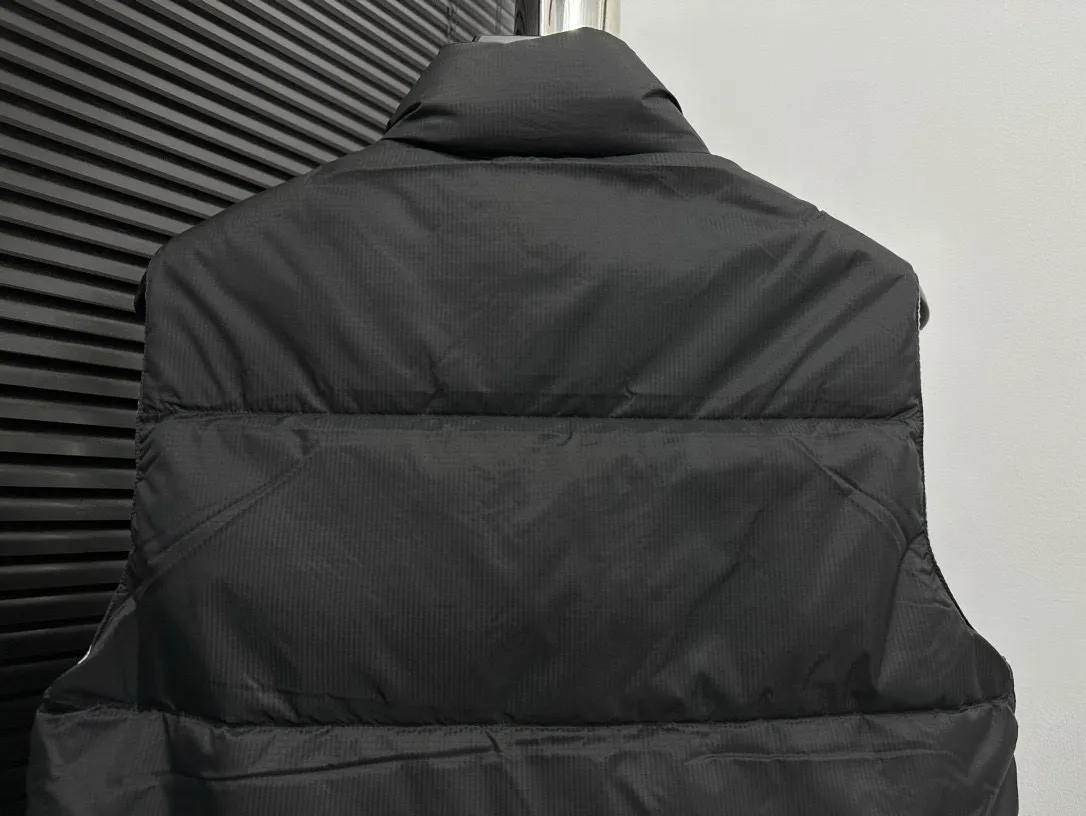 P480 [Canadagoose] Canada Goose White Label Glacier Down Vest Canada Goose's new "Northern Lights Series" down vest Canada Goose's new "Northern Lights" Northern Lights White Label down vest is now available! The light and layered colors give people the feeling of being trapped in the mist around icebergs and glaciers. It can be said to be very dreamy! Original YKK zipper, Size:XS-XXL
